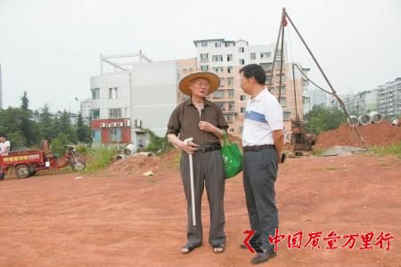 郭汝中(左)與環(huán)保部門負(fù)責(zé)人交流。