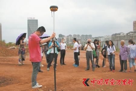 5月6日,在市民代表和媒體見證下,監(jiān)測人員利用GPS定位當(dāng)年電容器的存儲地點。