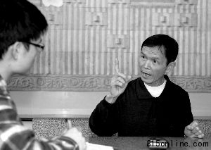 6日,東盛名苑一名有房無(wú)證的業(yè)主接受采訪 6日,東盛名苑一名有房無(wú)證的業(yè)主接受采訪