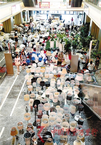 當前,祥和之家家居廣場的大廳里正在甩貨,有店員稱產(chǎn)品賣完為止