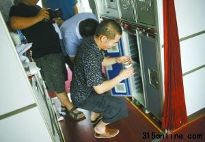 昨日,湖南長沙黃花機(jī)場,長沙飛往北京的海航HU7136航班上,一乘客找到啤酒。攝影記者 趙亢,轉(zhuǎn)自新京報。