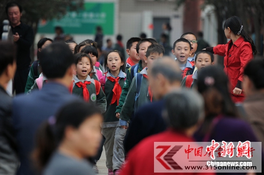 小學(xué)生戴綠領(lǐng)巾惹爭(zhēng)議評(píng)論稱比抽教鞭更惡毒