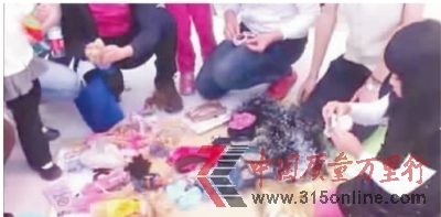 7歲女孩賣(mài)名牌包包和玩具的視頻截圖。 7歲女孩賣(mài)名牌包包和玩具的視頻截圖。