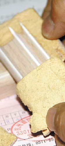 消費者認(rèn)定材質(zhì)有問題,懷疑里面夾了硬紙板。