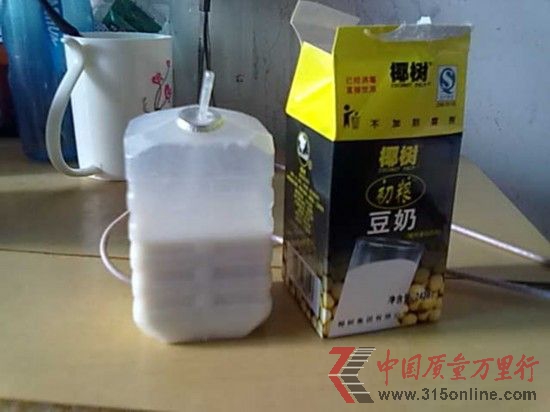 陳同學(xué)喝的椰樹(shù)初糧豆奶。