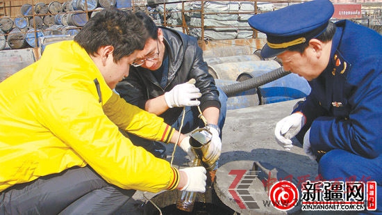 近日,烏魯木齊市工商局執(zhí)法人員在對(duì)烏魯木齊散裝油摸底過程中與糧油質(zhì)檢人員一同抽檢散裝食用油。唐紅梅 攝