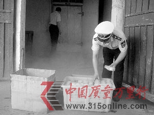 市質(zhì)監(jiān)局對(duì)已關(guān)停的食品生產(chǎn)企業(yè)開(kāi)展明察暗訪(fǎng),上海佳寶食品有限公司糕點(diǎn)可能流向滬上多家知名賓館酒店。 市質(zhì)監(jiān)局對(duì)已關(guān)停的食品生產(chǎn)企業(yè)開(kāi)展明察暗訪(fǎng),上海佳寶食品有限公司糕點(diǎn)可能流向滬上多家知名賓館酒店。