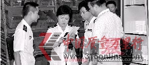 昨日,市食品藥品監(jiān)督管理局執(zhí)法人員查處安利的不合格產(chǎn)品。圖/記者張軼 實習(xí)生宋漢濤 昨日,市食品藥品監(jiān)督管理局執(zhí)法人員查處安利的不合格產(chǎn)品。圖/記者張軼 實習(xí)生宋漢濤