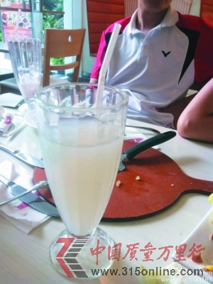 網(wǎng)友當(dāng)時(shí)點(diǎn)的就是這杯含有消毒水的飲料。(網(wǎng)絡(luò)圖片) 網(wǎng)友當(dāng)時(shí)點(diǎn)的就是這杯含有消毒水的飲料。(網(wǎng)絡(luò)圖片)