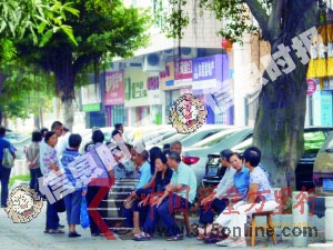 體驗(yàn)館外,坐著不少等候的老人。信息時(shí)報(bào)記者 鄭啟文 攝 體驗(yàn)館外,坐著不少等候的老人。信息時(shí)報(bào)記者 鄭啟文 攝