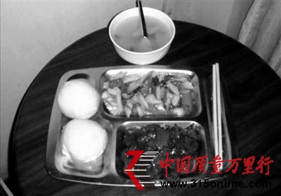 9月7日,湖南衡陽江口鎮(zhèn),家長們打聽試驗的事。新京報記者 黃玉浩 攝