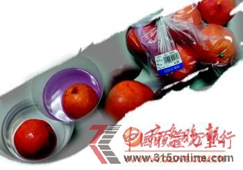 ▲記者從樂購超市購買的“一級贛南臍橙”,表面有異于表皮顏色的紅斑,而泡過橙子的水呈現(xiàn)紅色。本報記者 孫國祥 攝