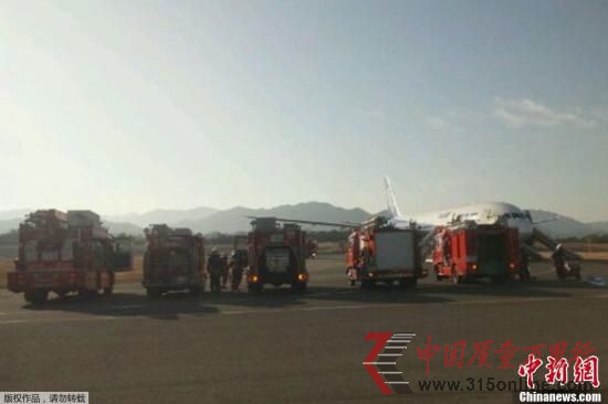 當(dāng)?shù)貢r(shí)間1月16日早晨8點(diǎn)45分左右,一架從山口宇部機(jī)場(chǎng)飛往羽田機(jī)場(chǎng)的全日空波音787客機(jī)機(jī)艙內(nèi)冒煙,在高松機(jī)場(chǎng)緊急降落。全日空方面稱(chēng),機(jī)上乘客和機(jī)組人員共137人無(wú)人受傷。(事故飛機(jī)上乘客手機(jī)拍攝)